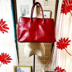 艶やか＆上質感。美しい紅色と繊細な細工が楽しいリアルレザーバッグ、いかがでしょうか？の画像