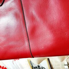 艶やか＆上質感。美しい紅色と繊細な細工が楽しいリアルレザーバッグ、いかがでしょうか？の画像