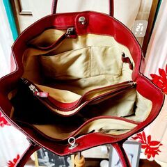 艶やか＆上質感。美しい紅色と繊細な細工が楽しいリアルレザーバッグ、いかがでしょうか？の画像