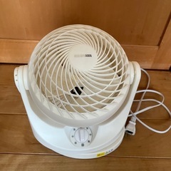 ジャンク品　コンパクトサーキュレーター 　首振りタイプ アイリス...