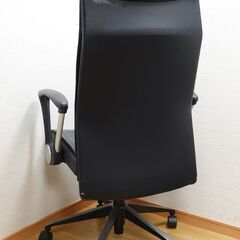 ロッキング機能付きのハイバックチェアの画像