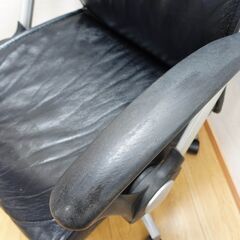 ロッキング機能付きのハイバックチェアの画像