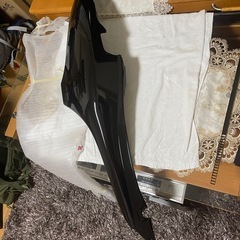 ホンダ　フォルツァ２５０ 黒色　右　リアサイドカウル シートカウル