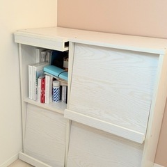 【美品】北欧風フラップ扉つきオシャレ本棚【収納力！】の画像