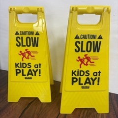 飛び出し注意　看板　kids at play