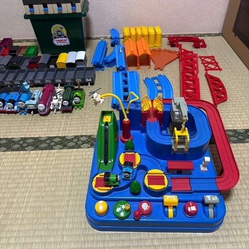 トーマスまとめ どきどきマウンテン　　 たためるトーマス機関庫 レッツゴー大冒険