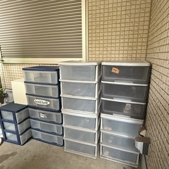 衣装ケース　たくさん