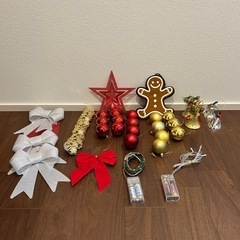 クリスマスツリーと飾りの画像