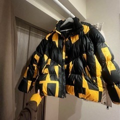 Nike ダウンジャケット L 黒と黄色のパターン