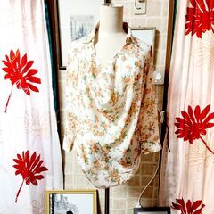 #COMME CA ISM(コムサイズム) ふわり揺れる胸元の優美なアクセント。軽やかな初夏のトップス、いかがでしょうか？の画像
