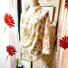 #COMME CA ISM(コムサイズム) ふわり揺れる胸元の優美なアクセント。軽やかな初夏のトップス、いかがでしょうか？の画像