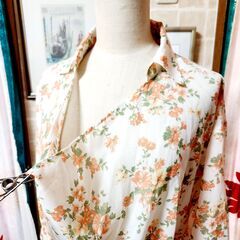 #COMME CA ISM(コムサイズム) ふわり揺れる胸元の優美なアクセント。軽やかな初夏のトップス、いかがでしょうか？の画像