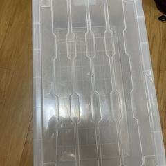 衣装ケース、傷あり、ヒビあり、車輪一つのみ