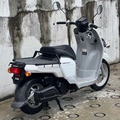 大人気セール‼️実走行1.1万キロ🏃‍♀️安心のバッテリー新品✨️ドライブベルト新品✨️ヘッドライトバルブ新品✨️前後タイヤまだまだ山あり⛰️嬉しいオイル交換済み♻️燃費重視&フードデリバリー等にオススメ✨AA05 ベンリィ50の画像