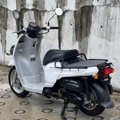 大人気セール‼️実走行1.1万キロ🏃‍♀️安心のバッテリー新品✨️ドライブベルト新品✨️ヘッドライトバルブ新品✨️前後タイヤまだまだ山あり⛰️嬉しいオイル交換済み♻️燃費重視&フードデリバリー等にオススメ✨AA05 ベンリィ50の画像