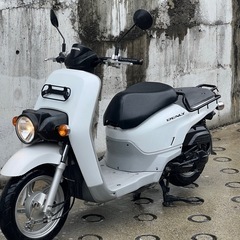 大人気セール‼️実走行1.1万キロ🏃‍♀️安心のバッテリー新品✨️ドライブベルト新品✨️ヘッドライトバルブ新品✨️前後タイヤまだまだ山あり⛰️嬉しいオイル交換済み♻️燃費重視&フードデリバリー等にオススメ✨AA05 ベンリィ50の画像