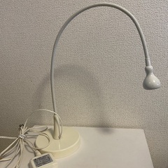 IKEA 電気スタンド　首を自在に曲げられます