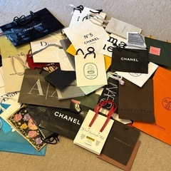 エルメスやCHANELなどハイブランド含む　ショッパーたくさん