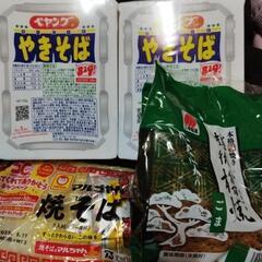 お取引中、ペヤング焼きそば、マルちゃん焼きそば、お煎餅の画像