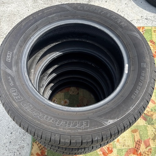 グッドイヤーの195/65 R 15 夏タイヤ4本セットです。