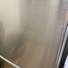 シンプルでスタイリッシュな冷蔵庫の画像