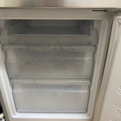 シンプルでスタイリッシュな冷蔵庫の画像