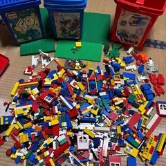 LEGOブロック赤・青バケツ、プレートなどなど。オマケメガブロック