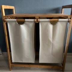 【ランドリーバスケットラック（2分別／棚付き）】※使用感ありの画像