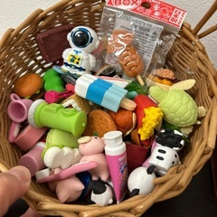 カゴいっぱいのおもちゃ消しゴム