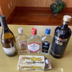 お酒　色々　目玉品はAbsolut Vodka　の画像