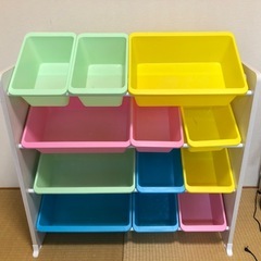 おもちゃ棚　　　　
