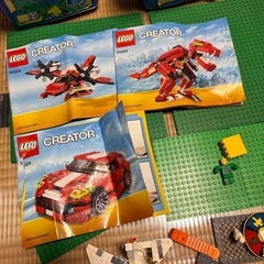 LEGOブロック赤・青バケツ、プレートなどなど。オマケメガブロックの画像