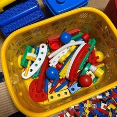 LEGOブロック赤・青バケツ、プレートなどなど。オマケメガブロックの画像