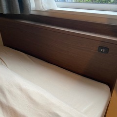 収納付きセミダブルベッド、マットレス、羽毛布団付きの画像