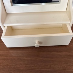 上田市からです。引き出し付き卓上鏡の画像
