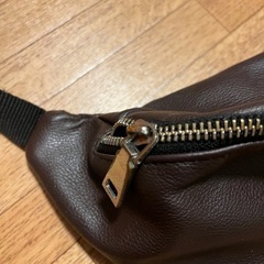 CONFIRM ブラウン レザー ボディバッグの画像
