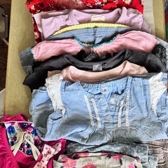 女の子の服の束の画像