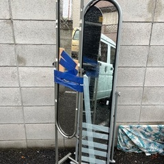 姿見ミラー2つ　※ガラスは割れてます、枠はアルミ製