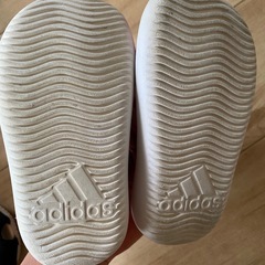 adidas✨人気形✨ピンク色✨ベビーサンダル✨の画像