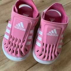 adidas✨人気形✨ピンク色✨ベビーサンダル✨の画像