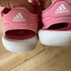 adidas✨人気形✨ピンク色✨ベビーサンダル✨の画像