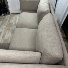 2人用ベージュソファの画像