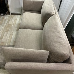 2人用ベージュソファの画像