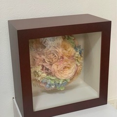 プリザーブドフラワー　アレンジメント　多数のお花　額付き　ラウンドブーケ型の画像
