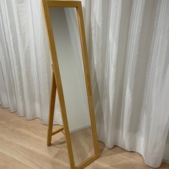 木製スタンドミラーの画像