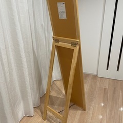 木製スタンドミラーの画像