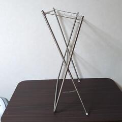 折りたたみ式のタオル掛け