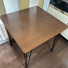 受取先決定済みダイニングテーブルの画像