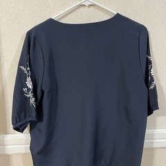 代理出品【美品】　persodea Mサイズ 黒 半袖シャツ　両サイド刺繍　レディーストップスの画像