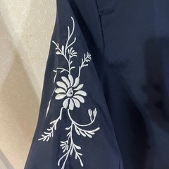 代理出品【美品】　persodea Mサイズ 黒 半袖シャツ　両サイド刺繍　レディーストップスの画像